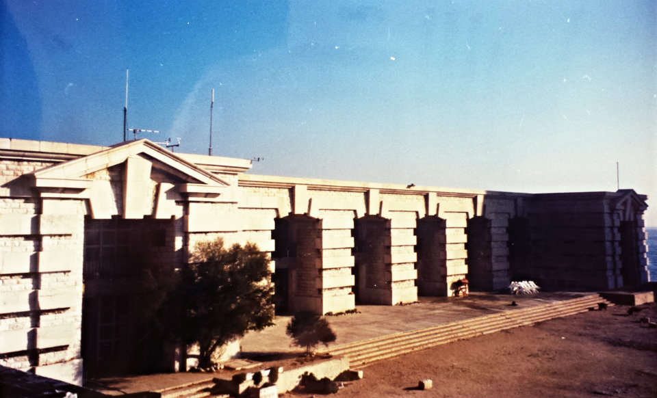 Le bâtiment principal en activité dans les années 1990. Sur le toit, les équipements de la station météo. - Archives de la Ville de Marseille