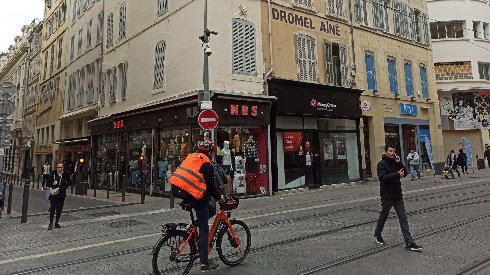 Dans les rues de Marseille, tu peux acheter un faux compte de