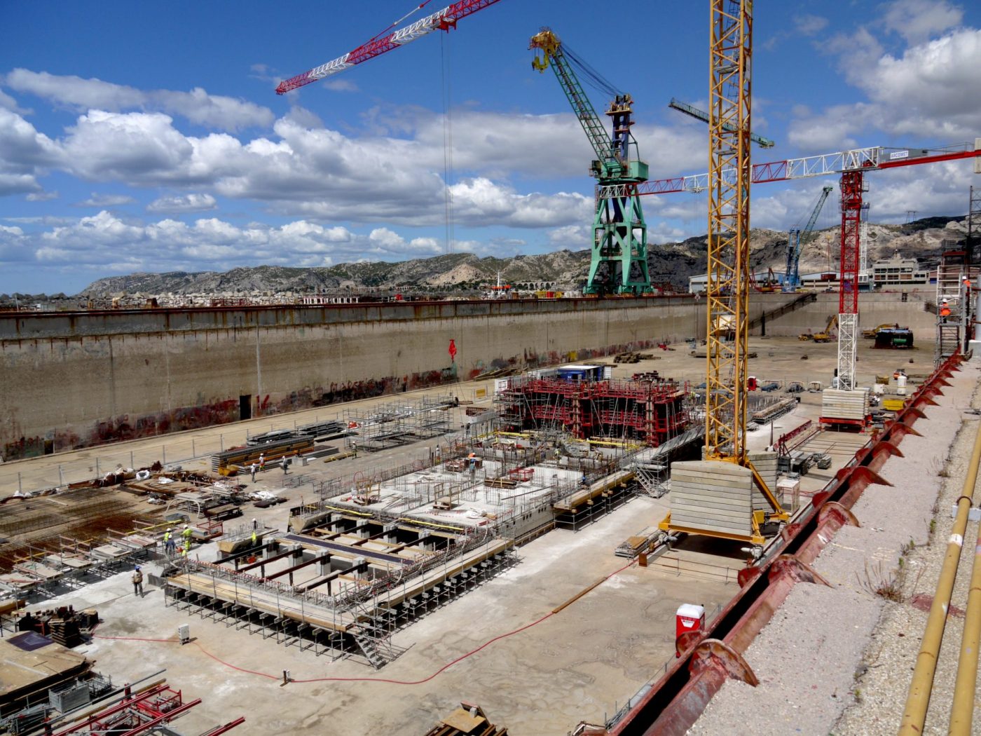 La forme lors de la construction du nouveau bateau porte durant l
