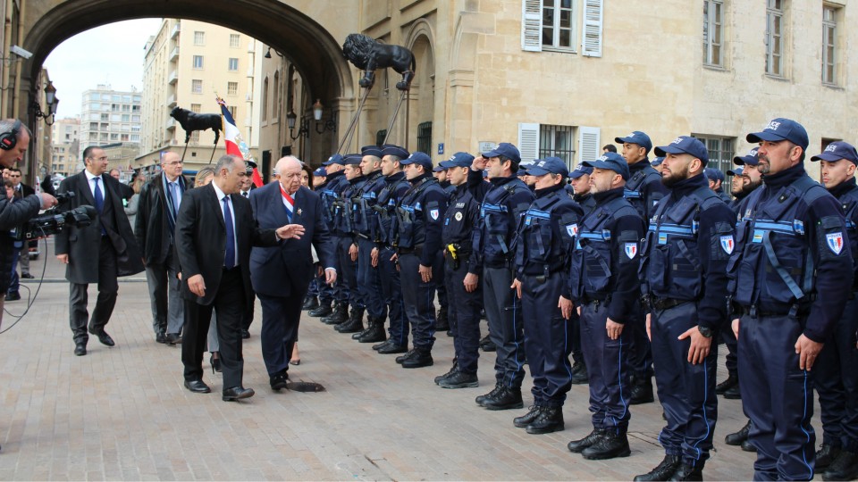 Police municipale de nuit  derrière l'annonce de Gaudin, 4 patrouilles