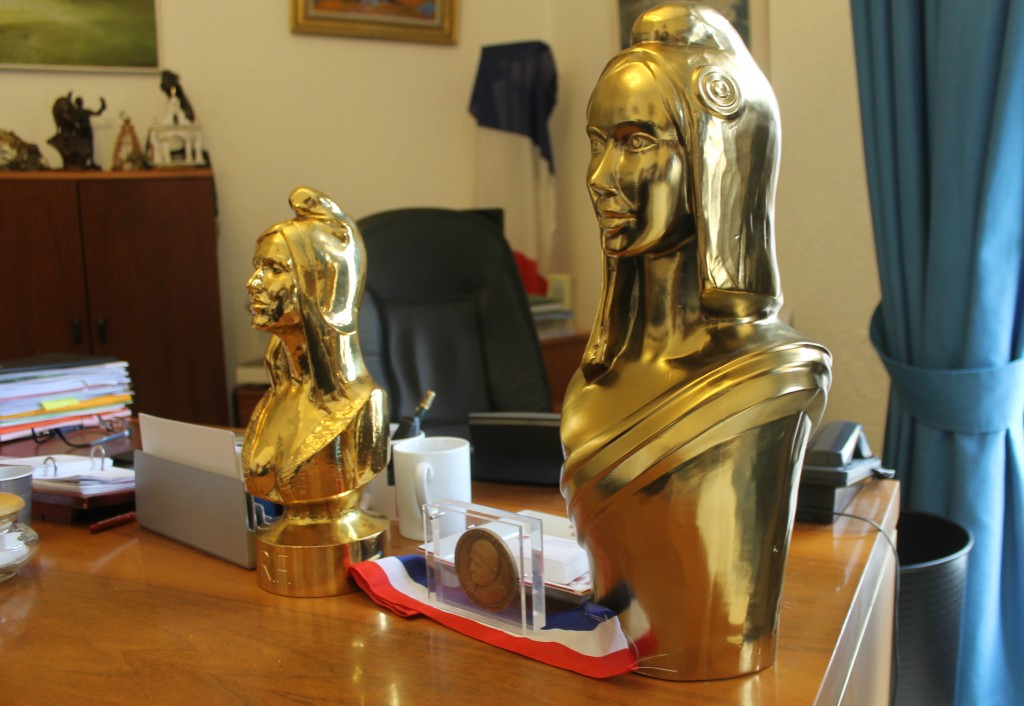 Le bureau de Roland Chassain et ses Marianne d'or. photo : JML