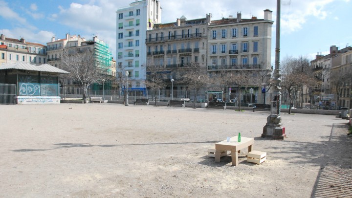 Les grandes tables enlevées ont vite été remplacées par une symbolique table en carton.