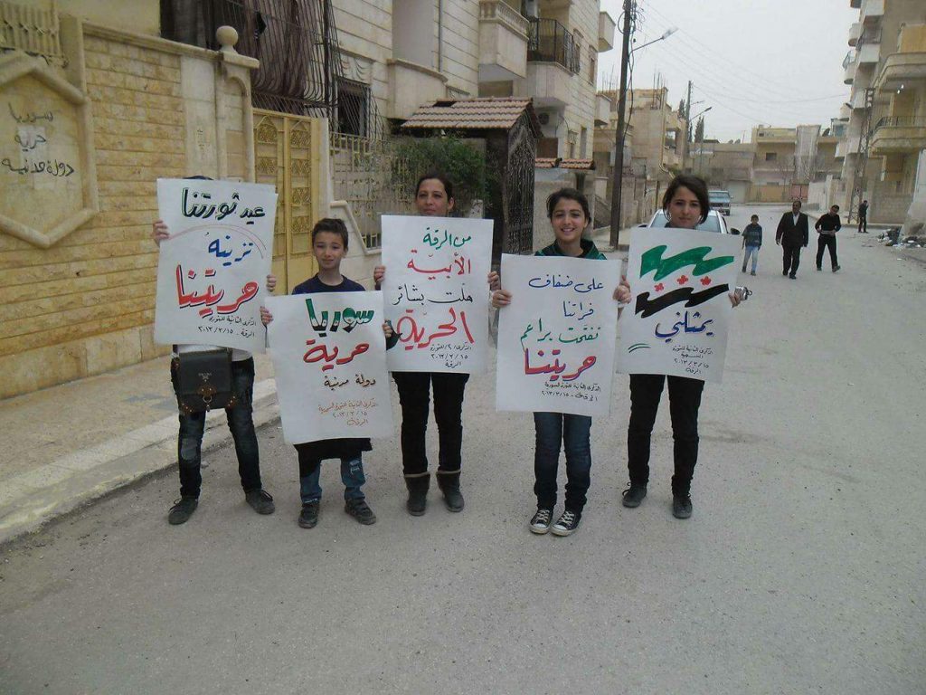 Zubaida et plusieurs de ses enfants avec des pancartes prônant la liberté. (DR)