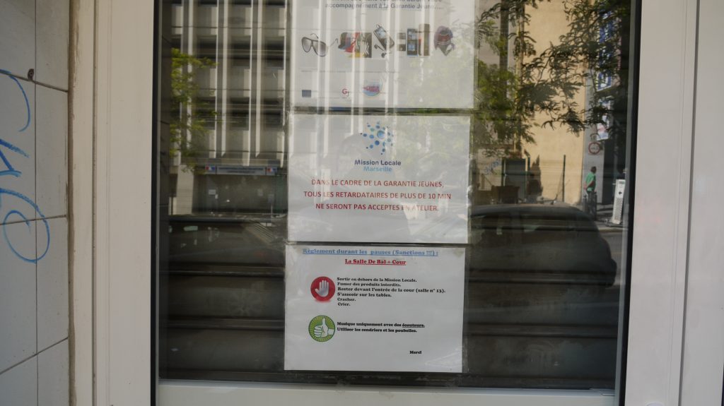 Sur la porte des locaux, avertissements à l'intention des jeunes suivis par la mission locale dans le cadre de la Garantie Jeunes.