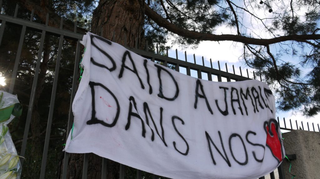 Des fleurs et une bannière ont été laissés non loin de l'endroit où Saïd est tombé.