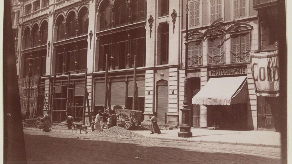 Travaux de voirie devant l'atelier de Nadar au 21, rue de Noailles à Marseille et le magasin des Nouvelles Galeries nouvellement construit. Photographie de Nadar, 1901. Bibliothèque nationale de France, département Estampes et photographie,