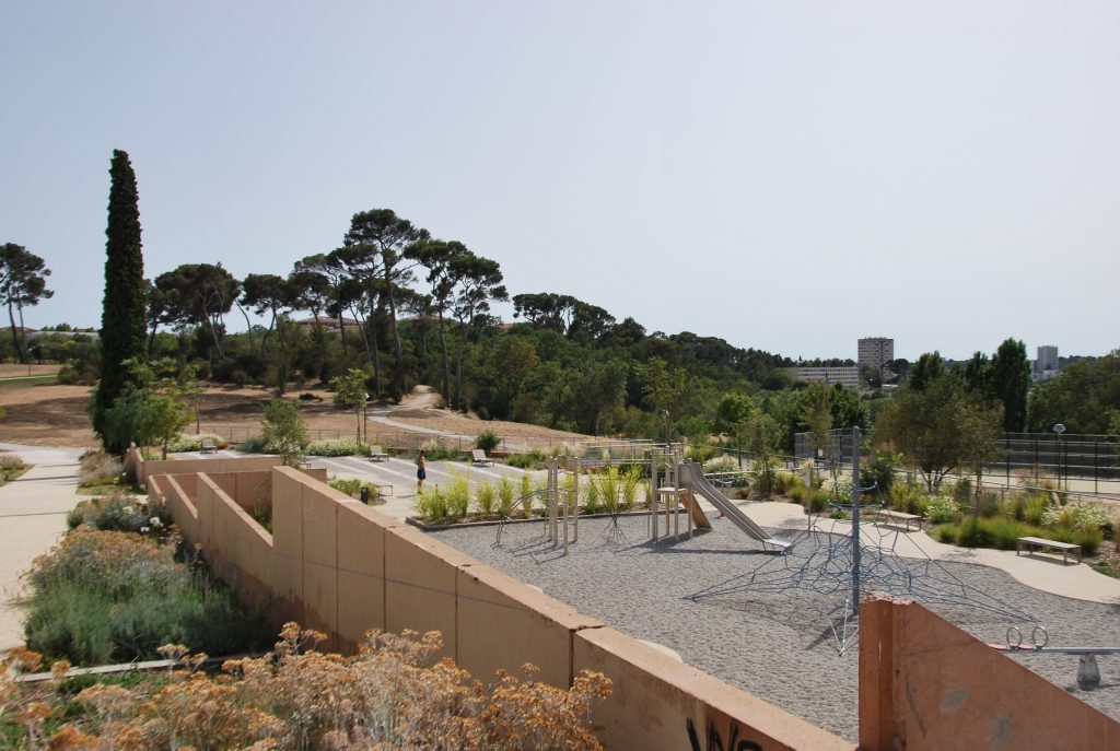 Les nouveaux habitants découvrent peu à peu un parc Athéna brûlé par le soleil. Photo B.G.