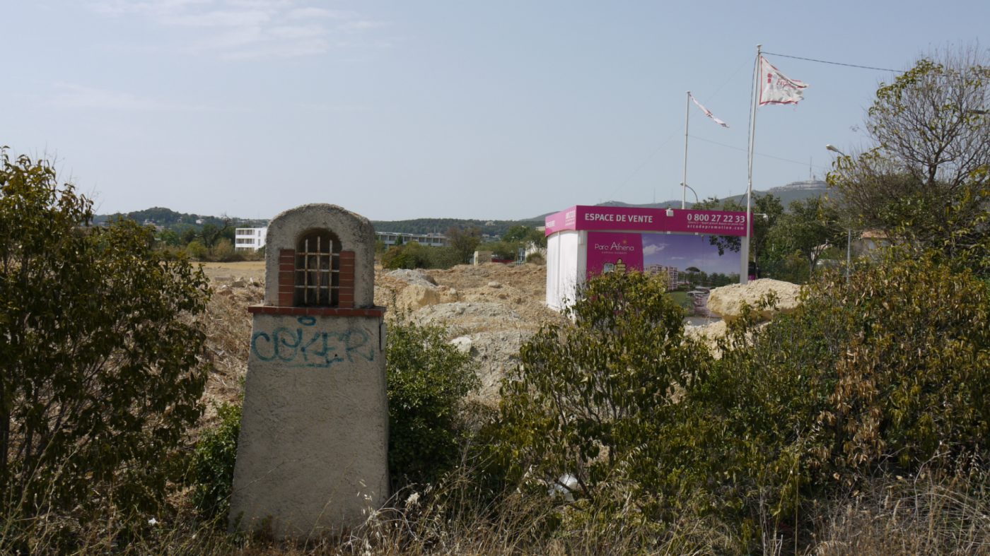 Un oratoire, une préfabriqué de promotion immobilière et un champ cultivé. Château-Gombert en résumé. Photo : B.G.