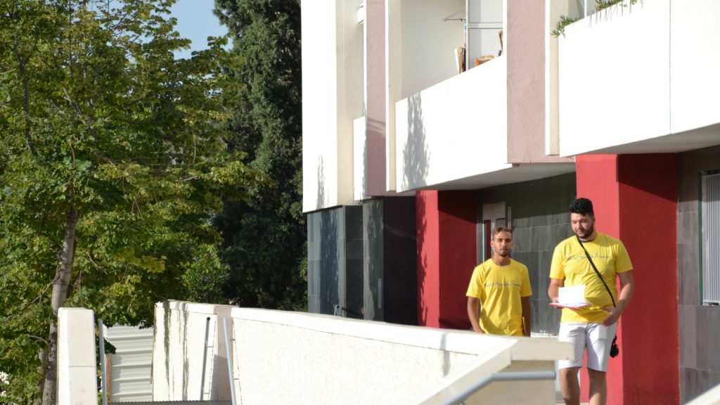 Deux évacuateurs terminent leur tournée du bâtiment A.