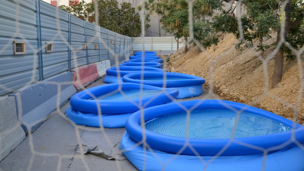 Les piscines sont censées créer un mur d'eau.