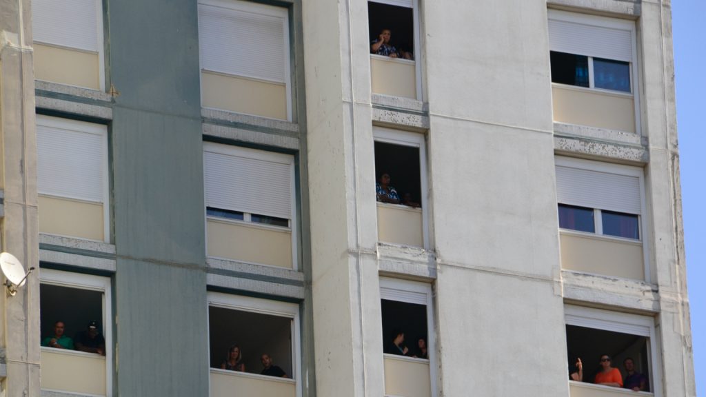 Les voisins admirent le spectacle depuis leurs fenêtres.