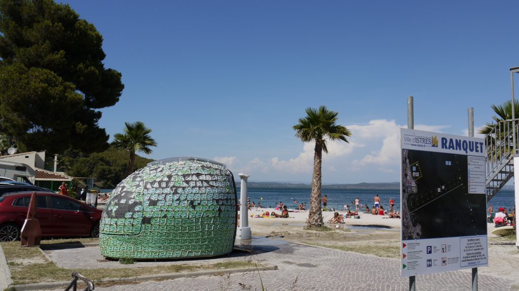 La plage aménagée par la ville d'Istres avec toilettes, douches et surveillance...