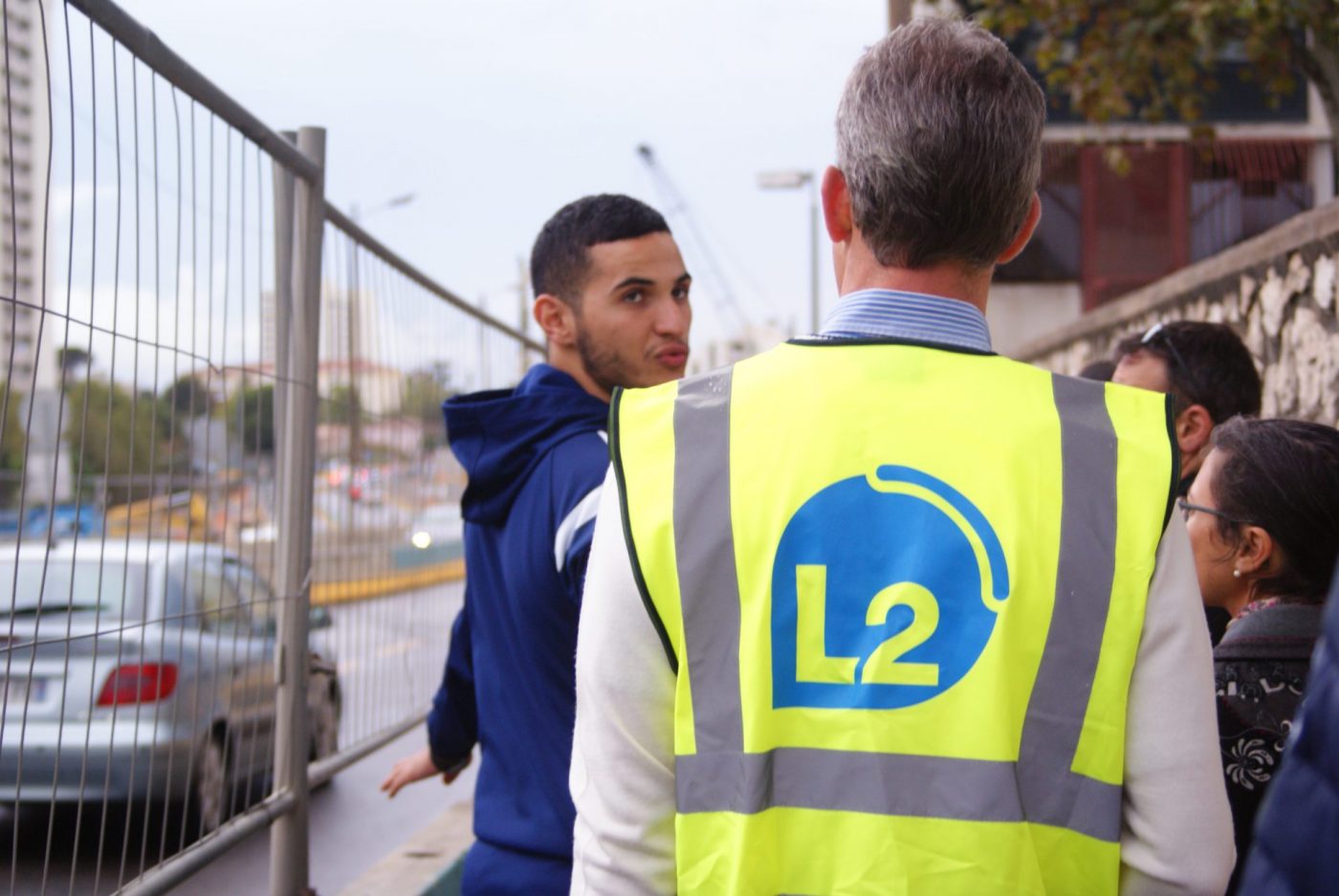 Inouk Moncorgé, directeur de la SRL2, échange avec des habitants.