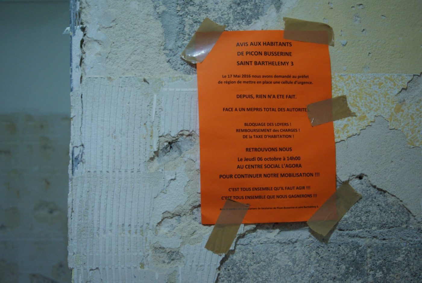 Une affiche annonçant aux habitants la venue de la délégation et appelant à la mobilisation, dans un hall d'entrée de la résidence Picon. (LC)