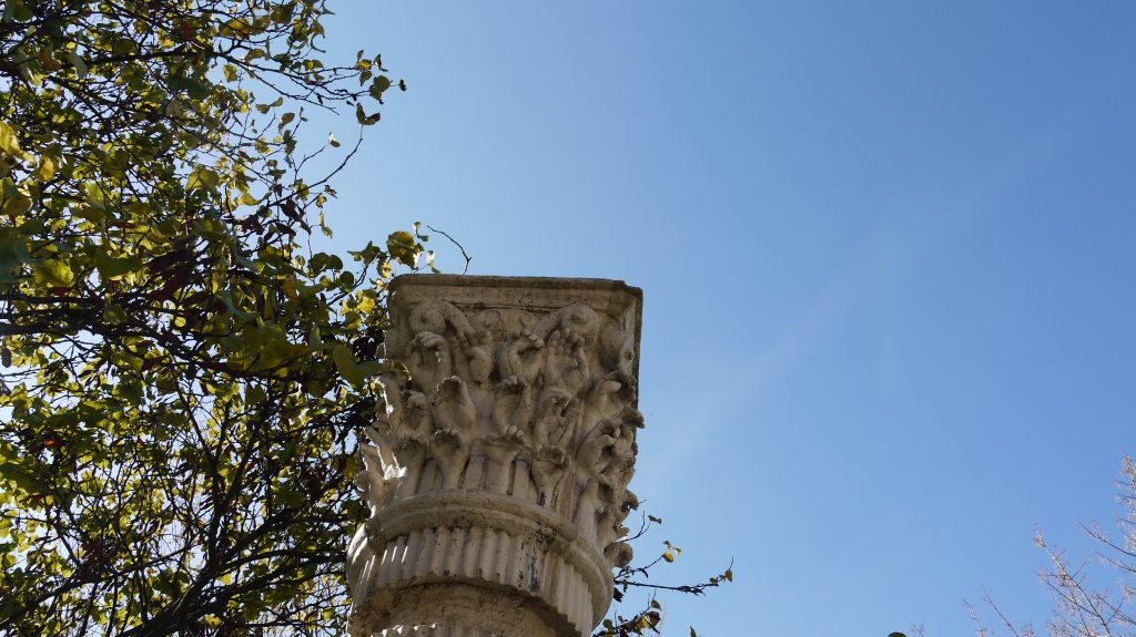 Le chapiteau d'une colonne, hommage aux coups de main ? Photo : B.G.