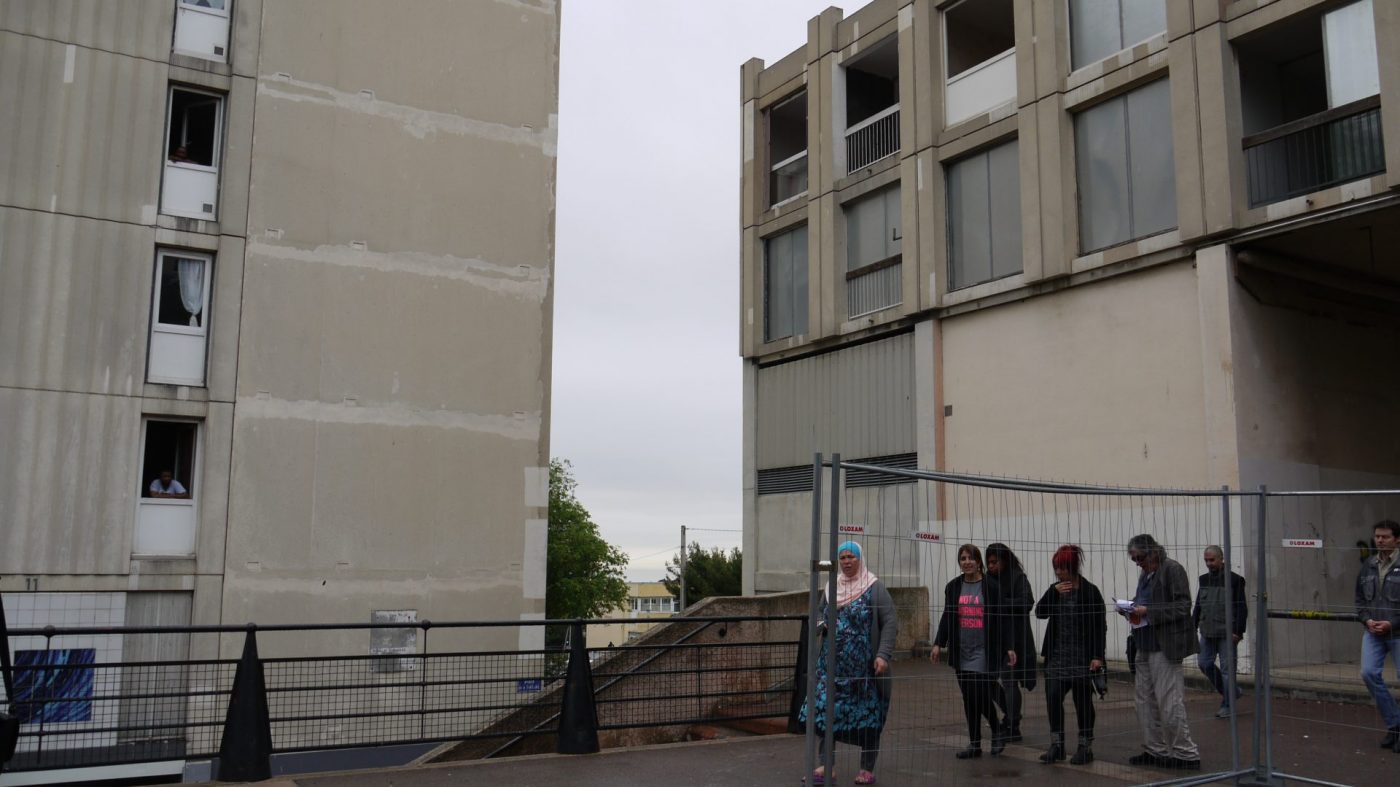 Des habitants sur la place de la Tartane, juste avant la démolition du bâtiment G, le 11 mai 2016. (LC)