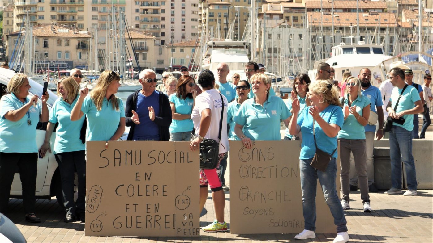 Les agents du samu social devant la mairie jeudi matin (photo : Loïs Elziere)