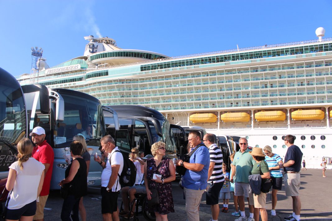 image-petites-mains-de-la-croisiere-le-guide-tout-est-dans-le-timing-01