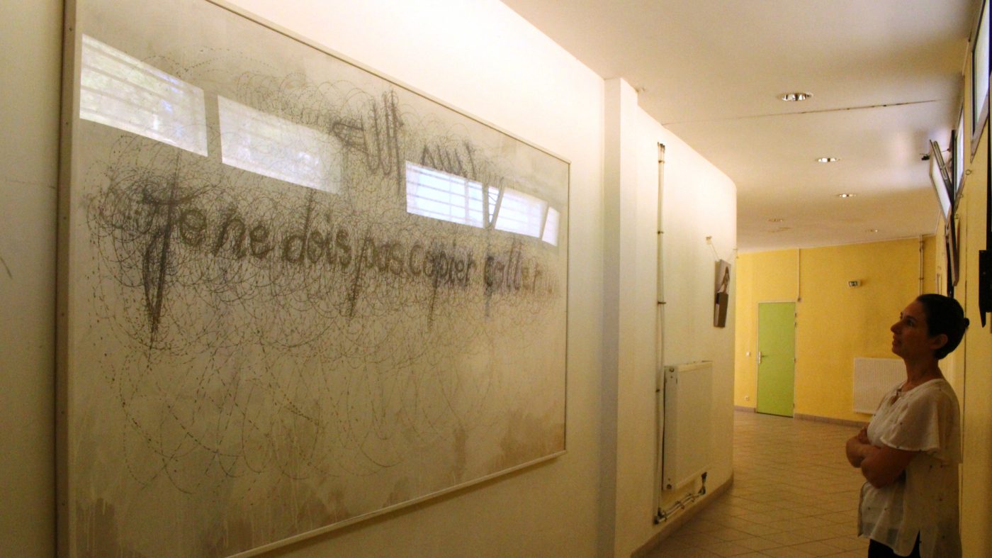 "Promis juré", je ne dois pas copier coller", dessin à la perceuse de Yazid Oulab dans un des couloirs du lycée Antonin Artaud, issu de l