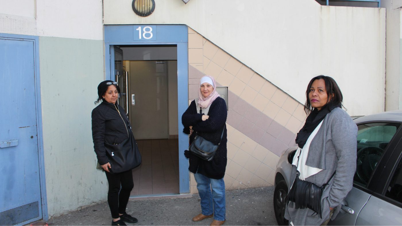 À gauche, Djamila Haouache devant le bâtiment où vivait son frère.