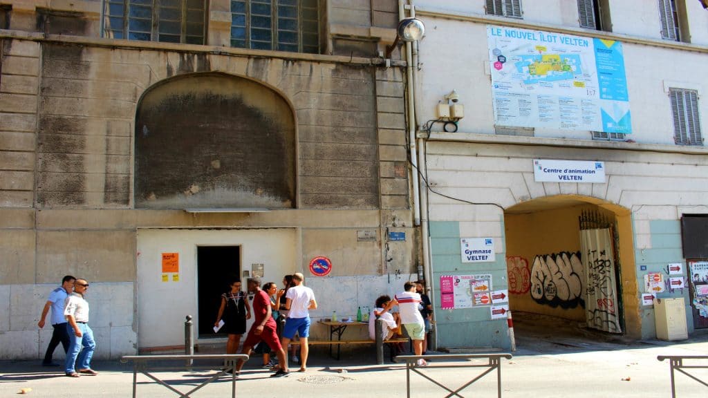 Entrée de Coco Velten côté rue Bernard du Bois. Crédit photo : Marsactu