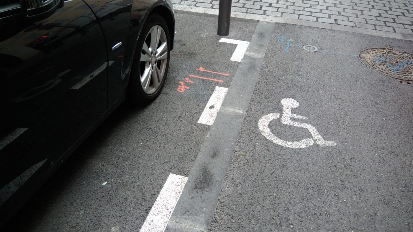 Place pour personnes à mobilité réduite (LC)
