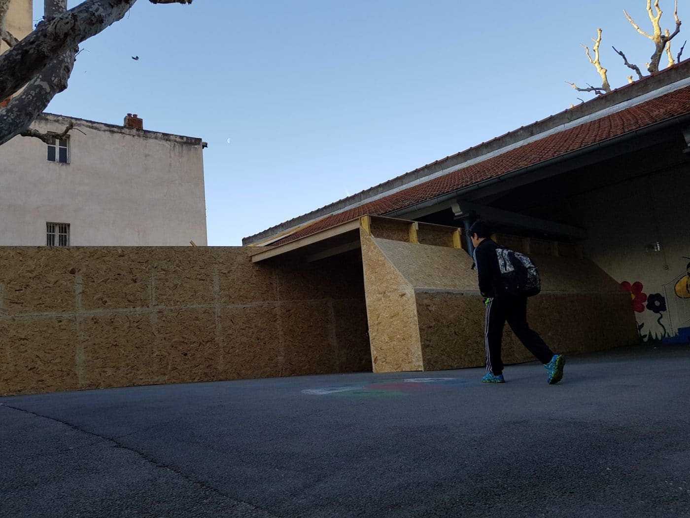 Voisine d'un immeuble en péril imminent, l’école SainteCécile ne voit