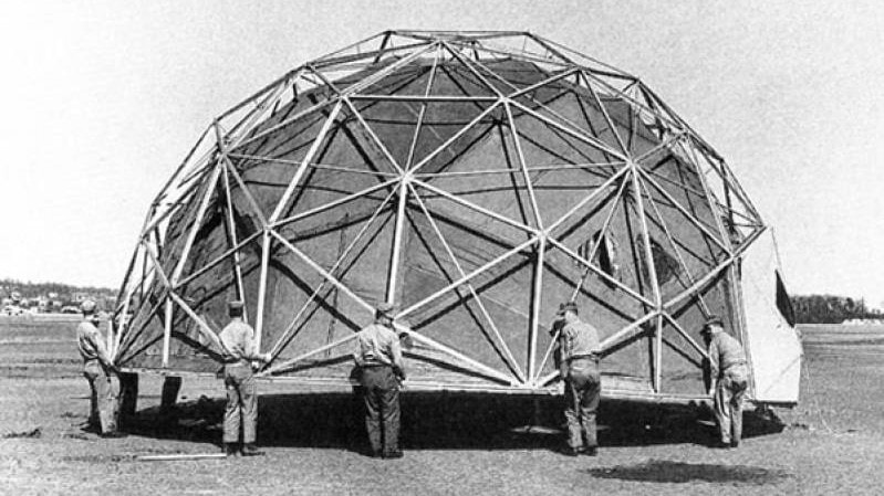 Dôme-Photo-©-DR.-Richard-Buckminster-Fuller-1895-1983-architecte fait la  découverte du dôme géodésique.