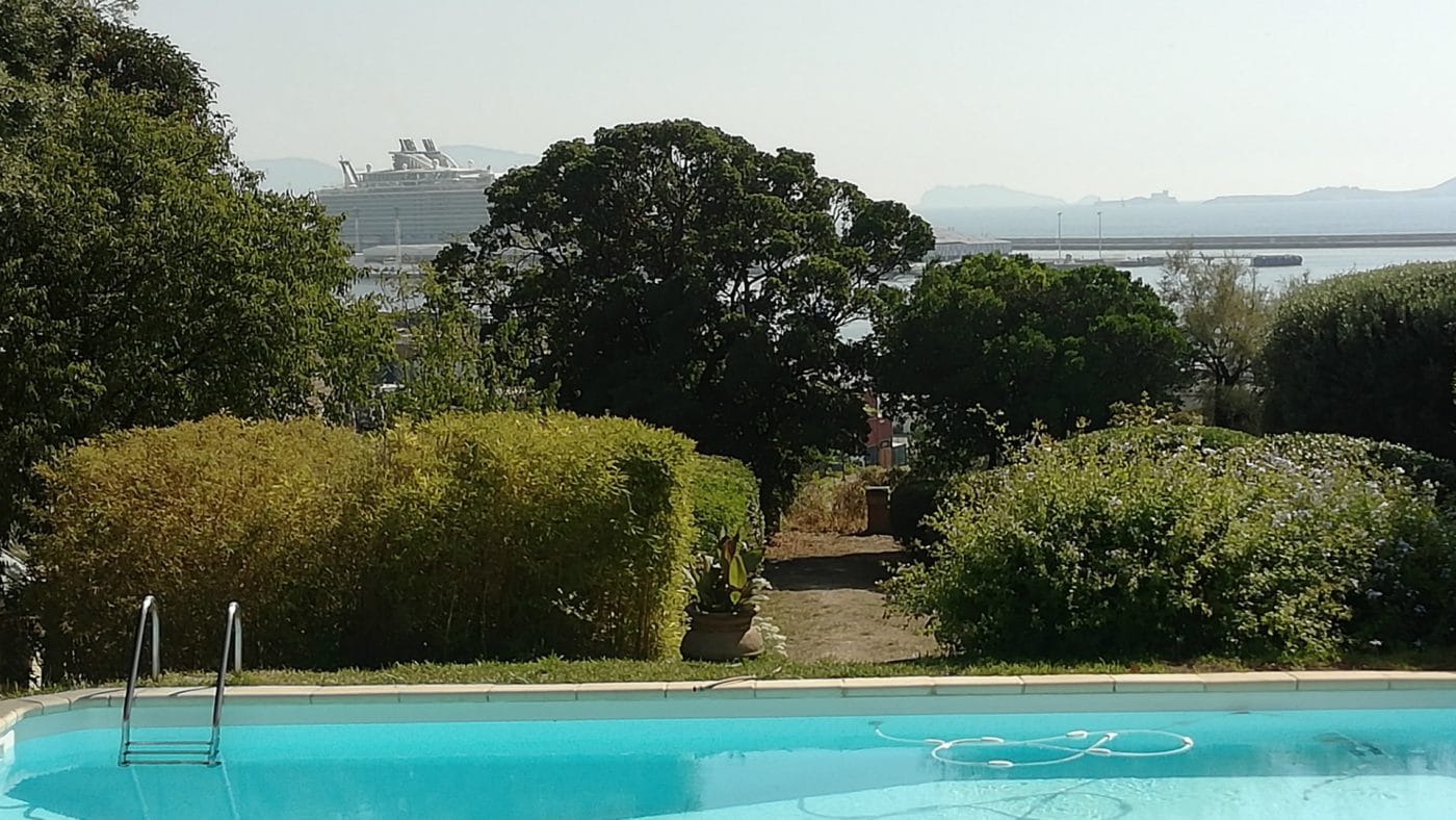 Le jardin de Michèle Rauzier donne directement sur les bassins du port. Photo : Maud de Carpentier.