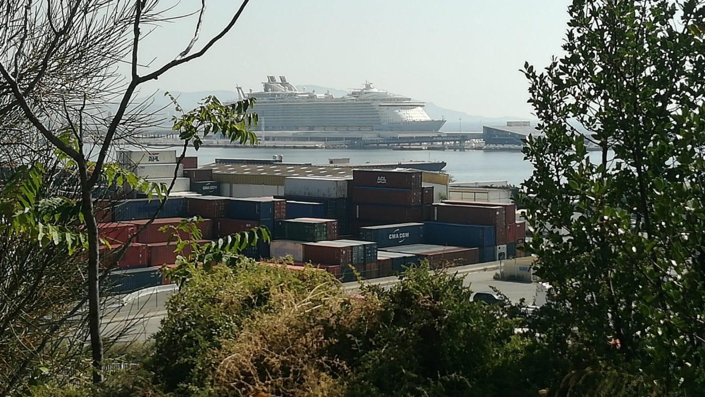 Au loin un bateau amarré dans le grand bassin du chantier naval de Marseille. Photo : Maud de Carpentier.