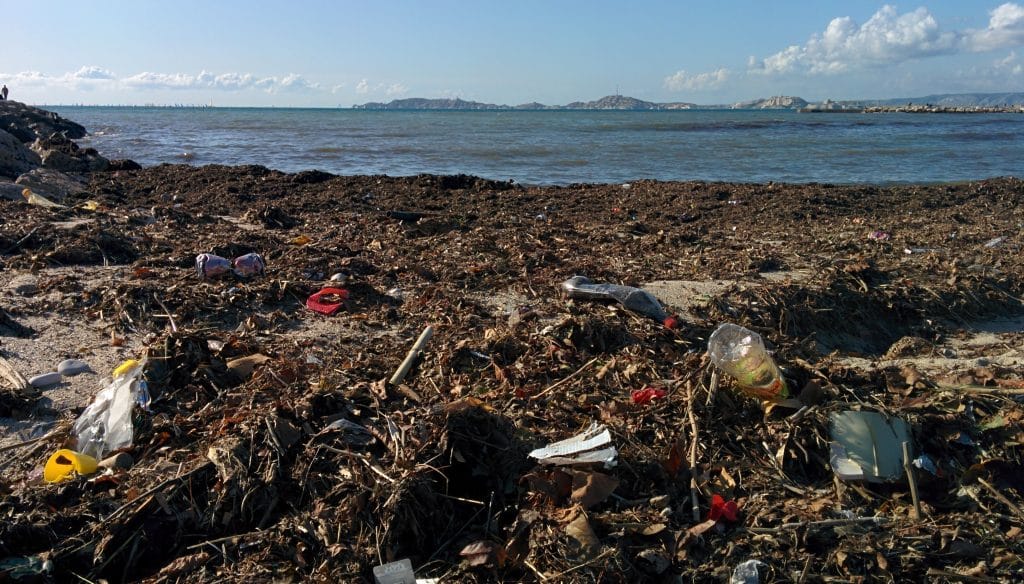 Pollution déchets plage Marseille