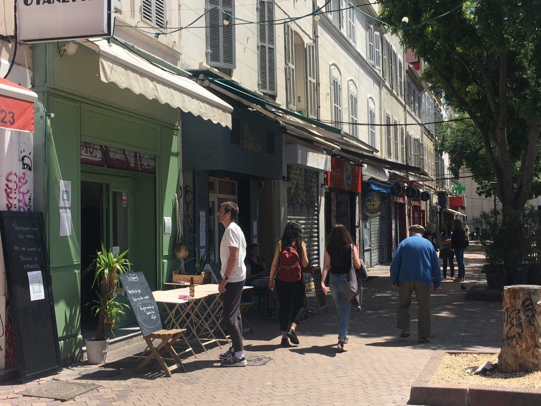 Sur le Cours Julien, des restaurants proposent de la vente à emporter en attendant la réouverture, alors que d'autres gardent le rideau fermé. Photo : MA