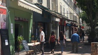 Sur le Cours Julien, des restaurants proposent de la vente à emporter en attendant la réouverture, alors que d'autres gardent le rideau fermé. Photo : MA