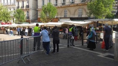 Des gardiens et des barrières encadrent le marché des Capucins à Noailles