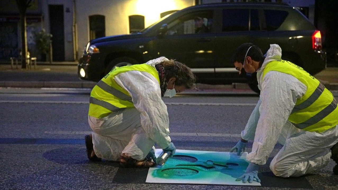Des militants écologistes repeignent la “coronapiste” cyclable du Prado