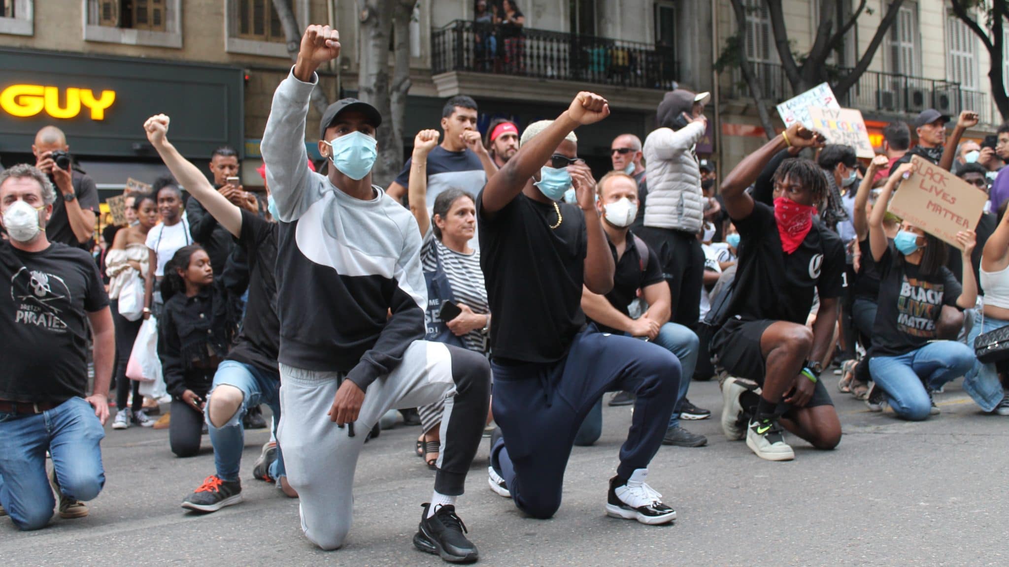 A nouveau des milliers de Manifestants contre les violences policières