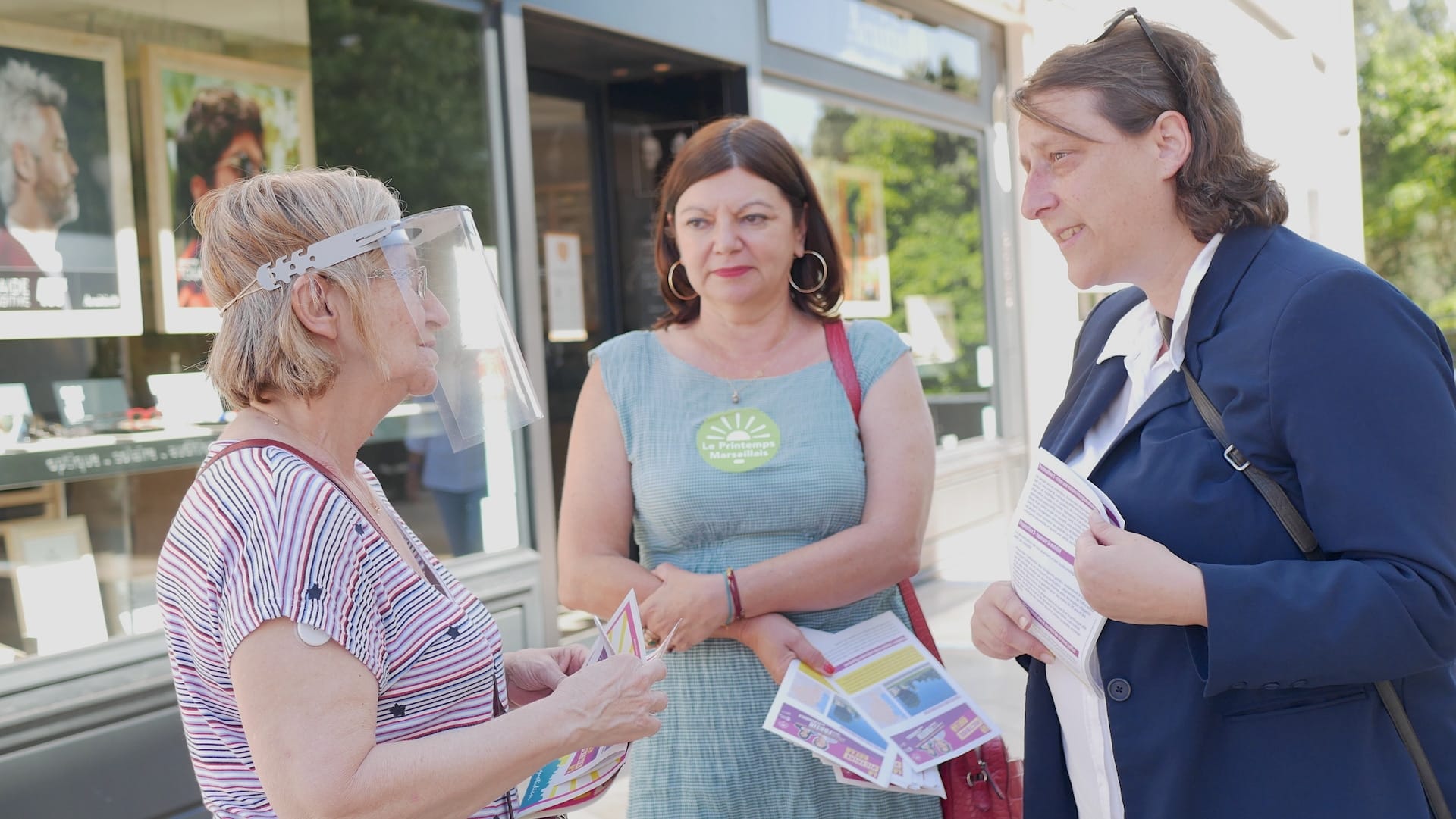 Olivia Fortin (à droite) avec sa colistière Nathalie Tessier, discutent avec une passante. (Image LC)