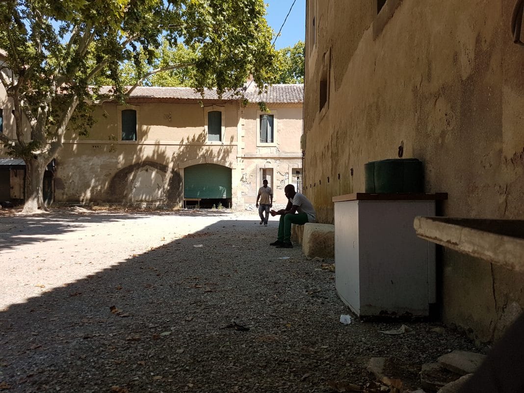 mas-de-cast-cour