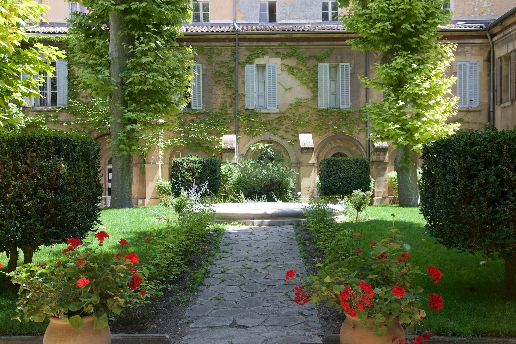 Le cloitre du couvent des prêcheurs. Photo : Ddeveze, Wikimedia CC.