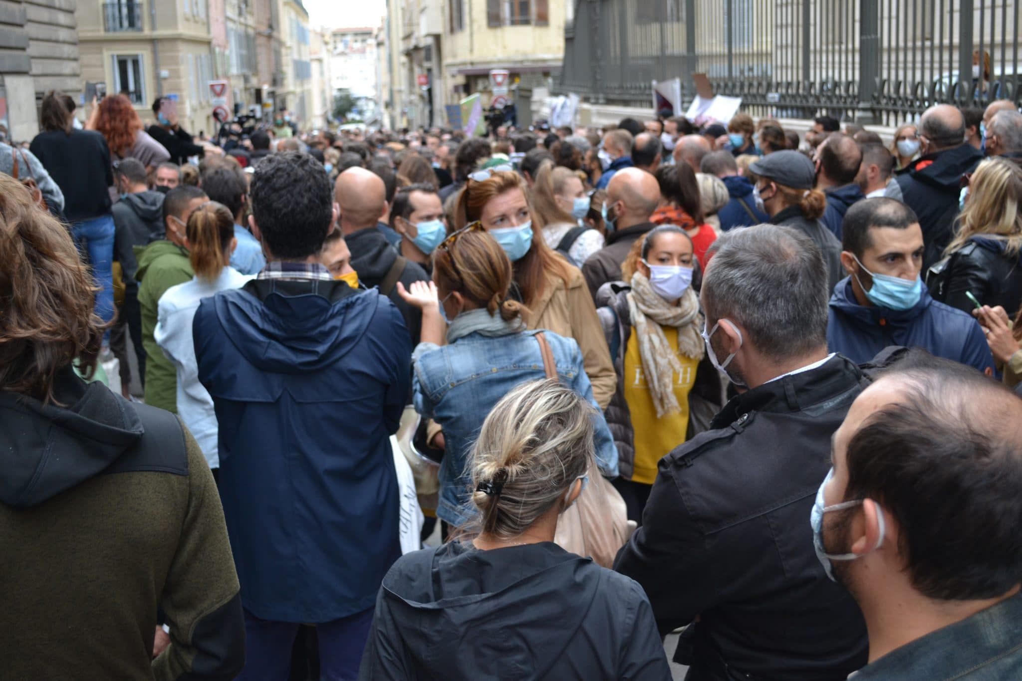 Des centaines de manifestants rassemblés devant le tribunal de commerce ce vendredi 25 septembre pour dénoncer les mesures de fermetures des bars et des restaurants décidées par le ministre de la santé face au Covid-19. Photo : PID.