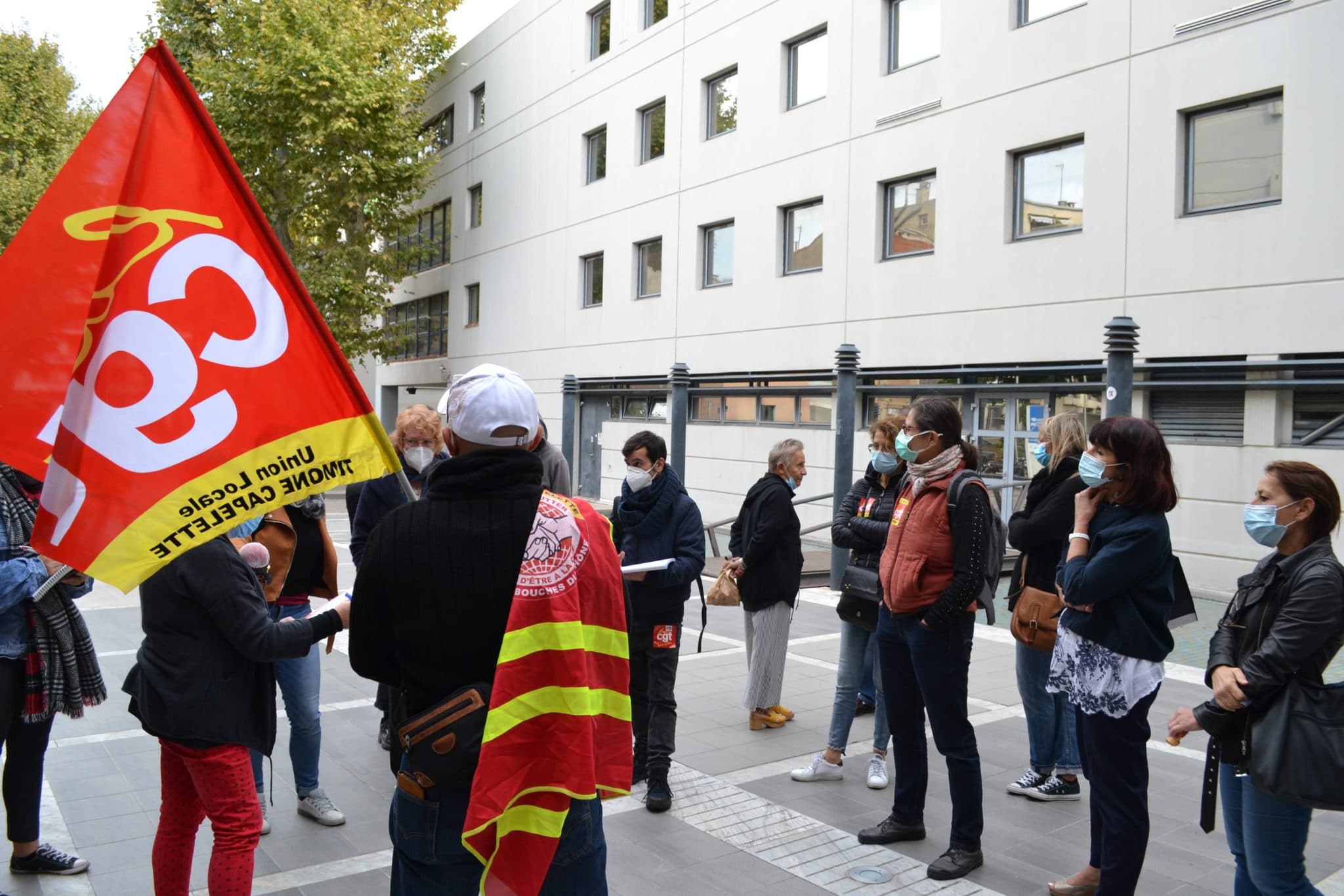 Les manifestants CGT devant la direction de l