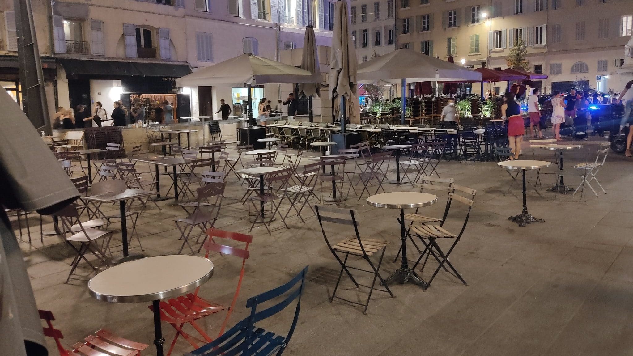 Le préfet des Bouches-du-Rhône repousse à 0h30 la fermeture des bars et restaurants