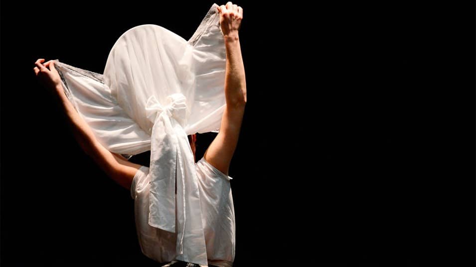 Attitudes Habillees de Balkis Moutashar- Mirabel White 