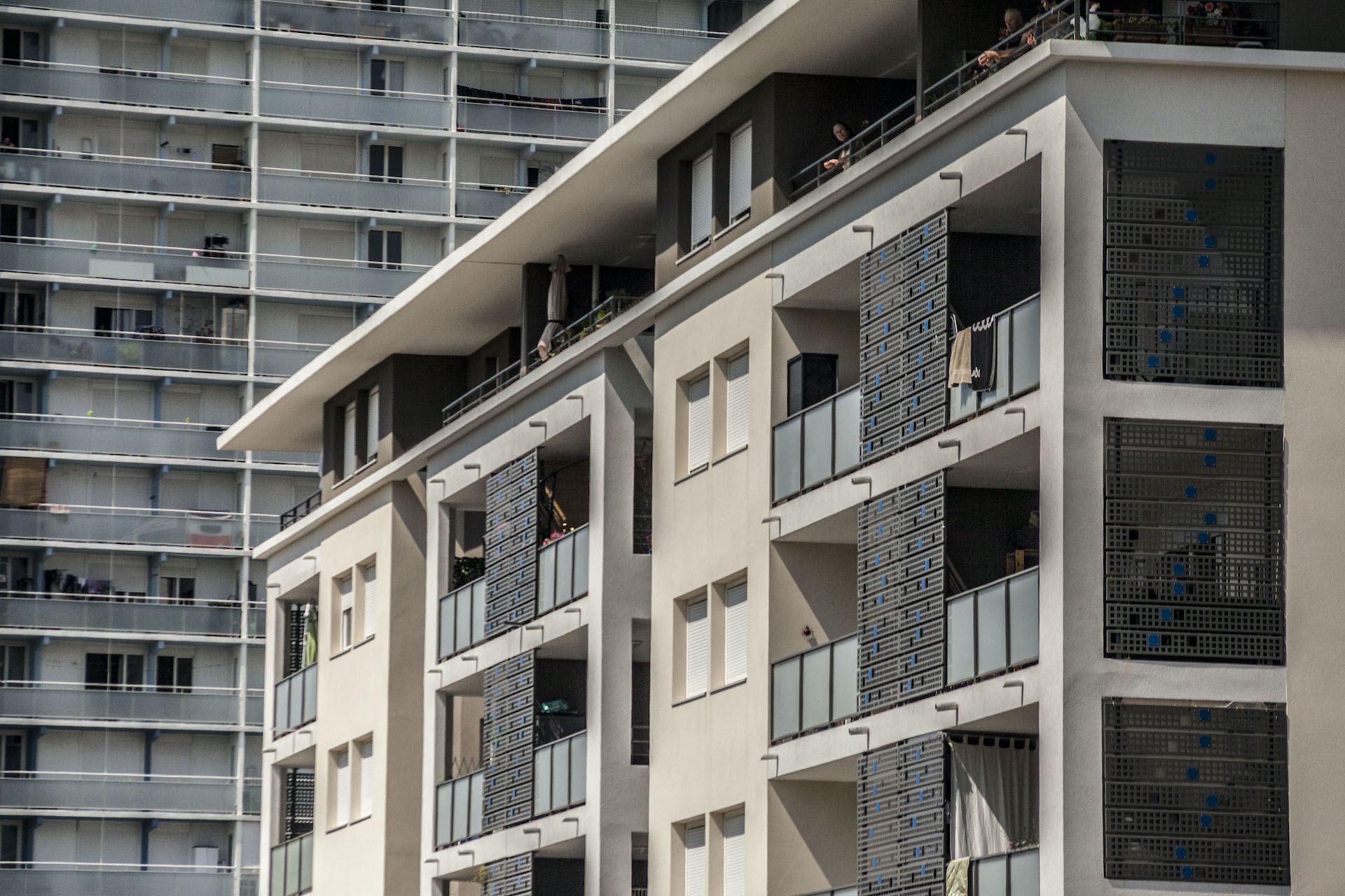 Un exemple de contraste entre nouveaux et anciens logements sociaux.