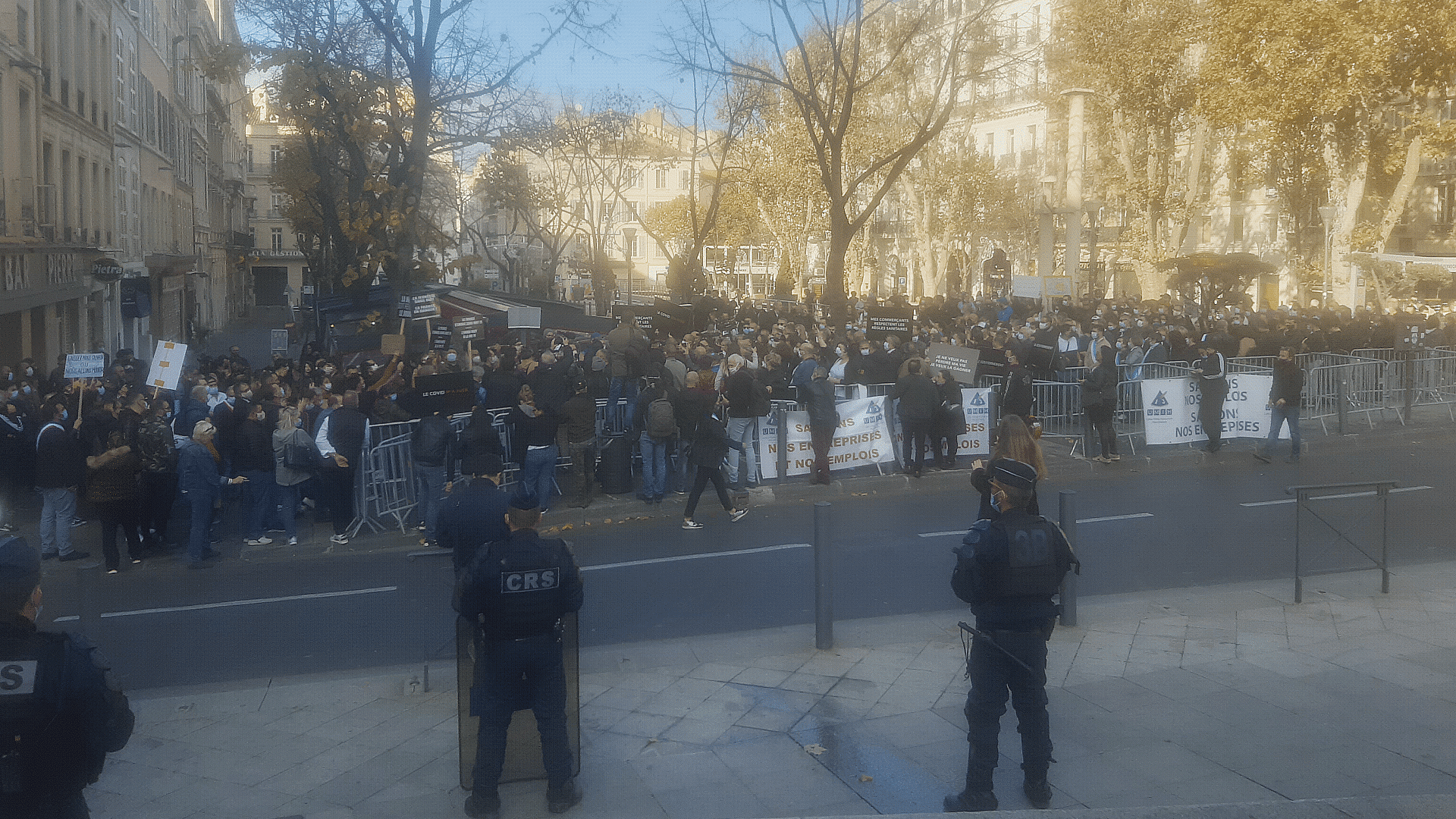 Manifestation de commerçants et restaurateurs devant la préfecture. 