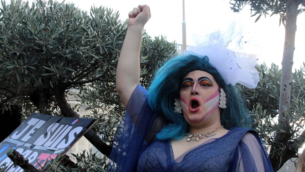manif-25nov-yasmine-sellami-une