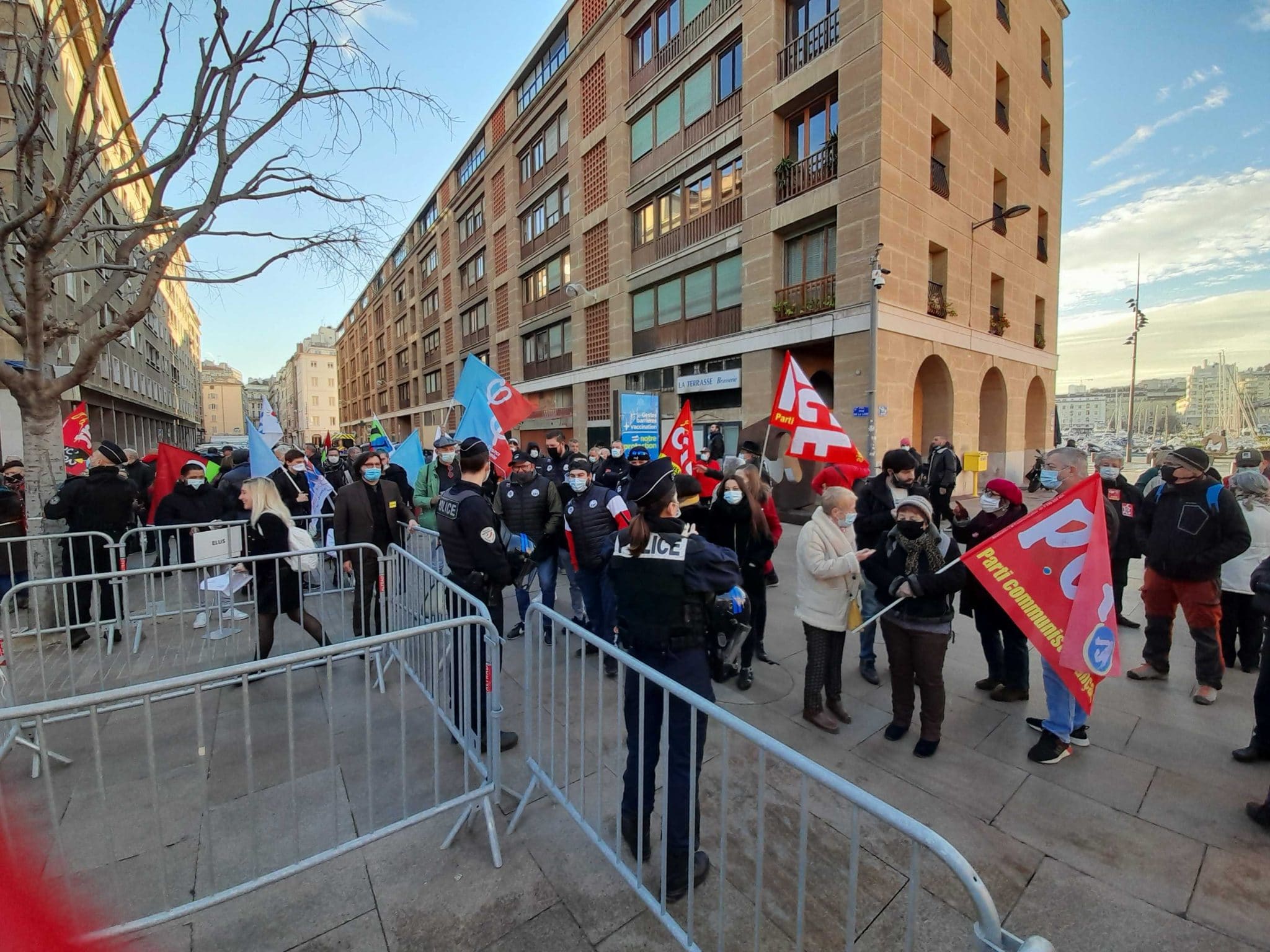 Manifestation devant la mairie contre le protocole d’accord sur les grèves