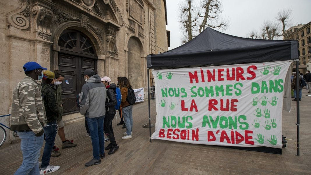 Mineurs étrangers devant la mairie de Marseille