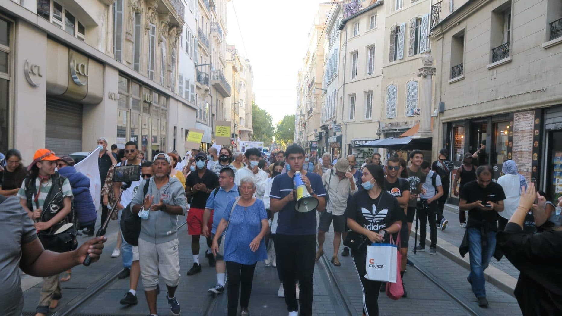 Amine Kessaci menant le cortège rue de Rome. MDO