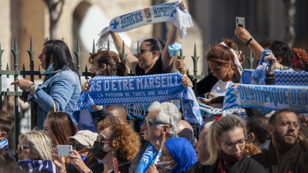 echarpes-supporters-hommage-tapie